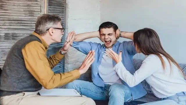 Öfke Kontrolü Nasıl Sağlanır? Öfke Yönetimi İçin Pratik Yaklaşımlar konulu görsel: bir aile içinde yükselen tartışma ve öfke