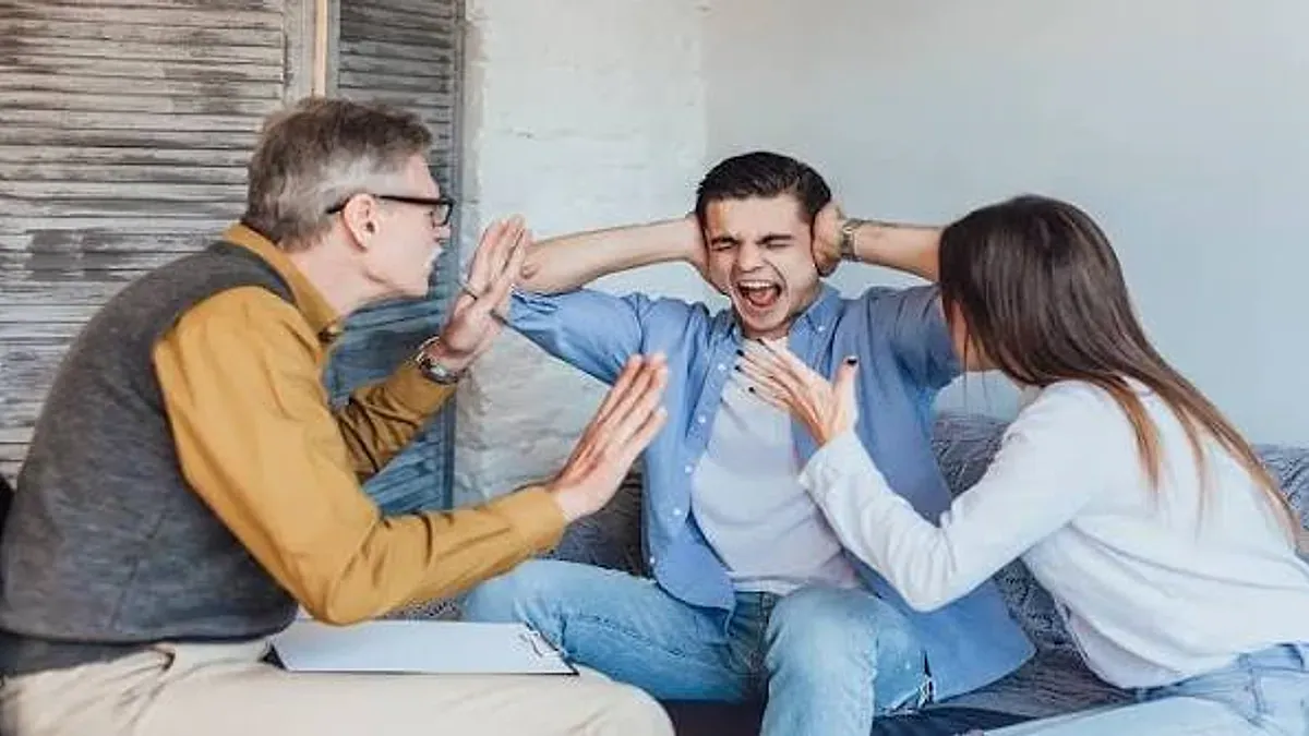 Öfke Kontrolü Nasıl Sağlanır? Öfke Yönetimi İçin Pratik Yaklaşımlar konulu görsel: bir aile içinde yükselen tartışma ve öfke