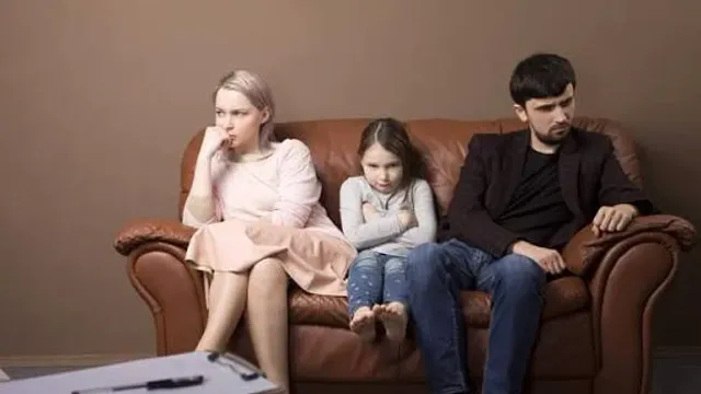Çocuklarda Davranım Bozukluğu: Sınır Testi ile Ayrım konulu görsel: kanepede küskün bir çocuk ve ebeveynleri