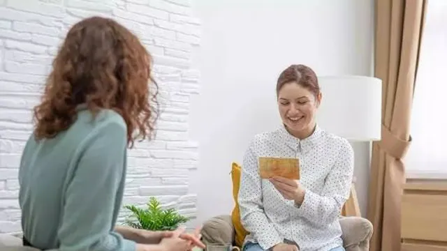 İlk Terapi Seansı Nasıl Geçer? Neler Beklenmeli? konulu görsel: terapide gülümseyen bir danışan ve karşısındaki psikolog