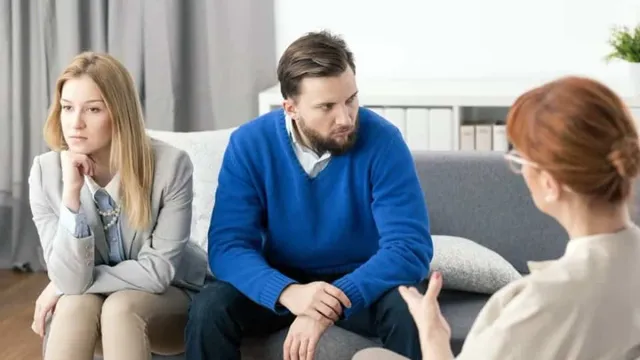 Çift Terapisi konulu görsel: bir çift, psikologla birlikte kanepede görüşme yapıyor