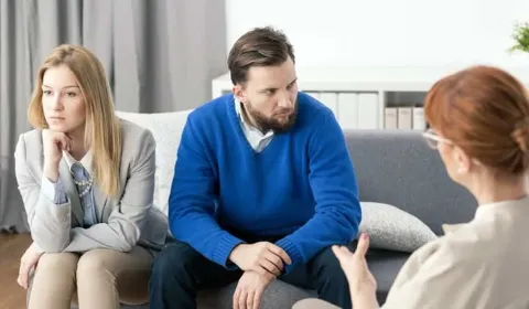 Çift Terapisi konulu görsel: bir çift, psikologla birlikte kanepede görüşme yapıyor