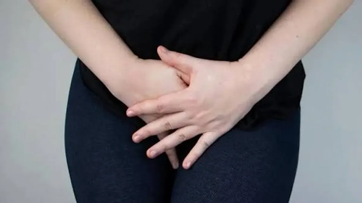 Vajinismus tedavisi var mı konulu görsel: bedenine dikkatle yaklaşan bir kadının elleri