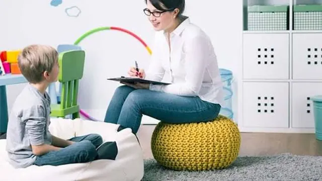 Çocuk ve Ergenlerde DEHB: Belirtiler, Değerlendirme, Aile Rehberi konulu görsel: oyun odasında bir erkek çocuk ve psikolog