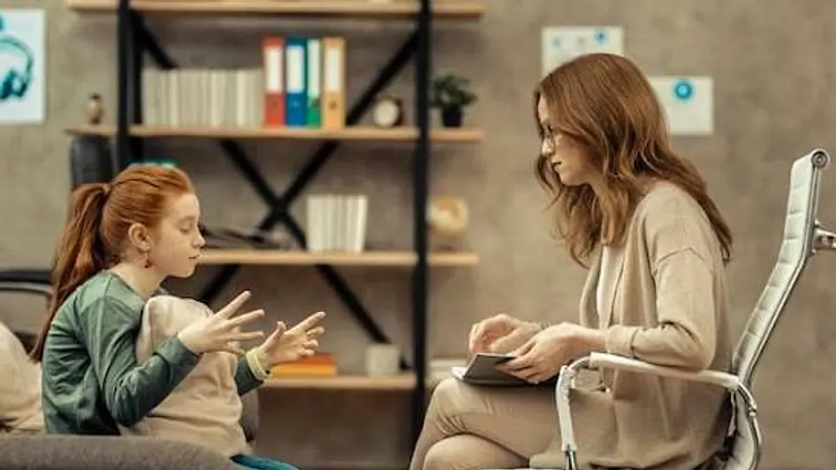 Sınav Kaygısı: Belirtileri, Nedenleri ve Neler Yapılabilir? konulu görsel: bir ergen ve psikolog görüşme odasında konuşuyor